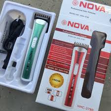 Hanya ada sebuah mesin pengering rambut, tiga bilah sisir, dan banyak sekali gunting gue pakai mesin cuma pas pegang kepala bule, kata yosi. Nova Trimmer Potong Misai Janggut Rambut Mesin Potong