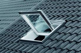 Weisses garagentor mit dezentem sichtfensterprofil. Heim Haus Veranda Windschutz Trier Editus