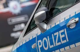 Sie trägt eine goldene halskette mit drei ringen, ein blaues t. Vorfall In Minden Puppe Mit Schild Covid Presse Aufgehangt Staatschutz Ermittelt Panorama Stuttgarter Nachrichten