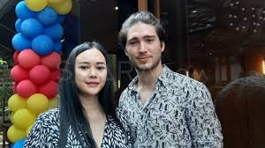 Pernikahan aura kasih dan eryck amaral sendiri dilengkapi dengan kebahagiaan saat kelahiran putri pertama. Disebut Tak Peduli Anak Eryck Amaral Balas Sindirian Aura Kasih