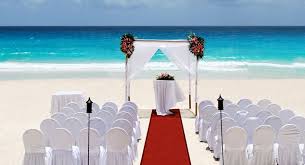 Beaches Are The Most Common Destination Wedding Venues And For Good Reason Almost Every Wedding Venues Beach Destination Wedding Venues Wedding Venues Hawaii
