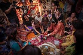 Adat perkahwinan kaum cina mengikut budaya masyarakat cina, perkahwinan amat penting untuk mengekalkan institusi kekeluargaan dalam usaha meneruskan keturunan nenek moyang dari satu generasi ke satu generasi yang lain. Sarawak Viral Adat Perkahwinan Tradisional Kaum Iban Di Facebook