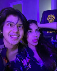 Syahra larez berusia 16 tahun sementara rizky billar berusia 23 tahun. Super Bucin 10 Potret Kemesraan Syahra Larez Dan Arbani Yasiz Ini Pasti Bikin Kamu Baper Diadona Id