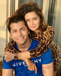 Dibintangi oleh rajat tokas sebagai chandragupta maurya dan shweta basu prasad sebagai nandini, alur ceritanya berdasarkan pada kehidupan chandragupta maurya. Siddharth Nigam Pacaran Dengan Lawan Mainnya Di Aladdin Avneet Kaur Tabloidbintang Com