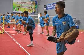 Dilansir dari lamantirto.id,pihak malaysia menyebut permainan ini berasal dari dirinya lantaran kata sepak berasal melayu, sedangkan thailand mengklaim sepak takraw disebabkan kata takraw berasal dari mereka. Sepak Takraw Takes Flight Aramcoworld