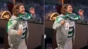 Dolores aveiro, madre de cristiano ronaldo, desea que su hijo regrese al sporting de portugal, según dijo a una televisión portuguesa tras la consecución del campeonato liguero por parte del. Festa Junto A Casa De Dolores Aveiro Mae De Cristiano Ronaldo Dancou Na Varanda