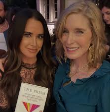 It's giving “stunt double” 🙋🏻‍♀️ Thank you @kevinhuvane & @demimoore for  a great night celebrating @lauradayintuit new book #ThePrism The Prism  teaches you how to transform your life and unlock your highest