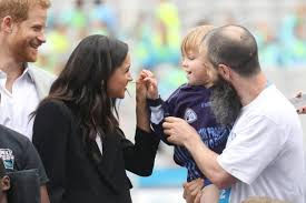 Prince harry and meghan markle have announced they are expecting their second child. Prince Harry Scolds Kid Pulled Meghan Markle S Hair Simplemost