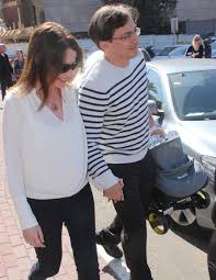 תמר איש שלום תנחה את מהדורת חדשות 10. ×ª×ž×¨ ××™×© ×©×œ×•×