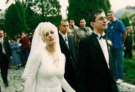Singer, actress, tv hostess and mother, loredana began her career in the city of onesti, city famous for gymnastics. Secretul CÄƒsniciei Loredanei Groza Ce Ii Face SoÈ›ului SÄƒu De 22 De Ani De O IubeÈ™te La Nebunie Impact