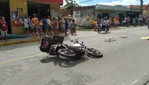 Entregador de gás morre em colisão entre moto e carro no Padre Zé, em João Pessoa