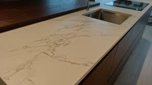 plan de travail en dekton blanc veine en exposition dans notre be kitchen gosselies plan de travail en pierre plan de travail cuisine