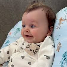 Baby boy loves Harry Styles