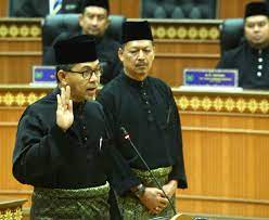 Semalam, 24 mei telah berlangsung majlis pelantikan menteri besar perlis yang* gempar dengan ketidakhadiran sembilan ahli dewan undangan negeri (adun) barisan nasional (bn) yang telah menimbulkan murka kepada raja perlis. Dun Perlis Catat Sejarah