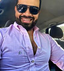 Hola buenas tardes mí guapo Luis cómo estás deseó de todo corazón 💗 qué  estés bien feliz jueves santo cuídate tqm siempre contigo ala distancia  bendiciones y besitos para ti mi guapo 🙏🤗😘💗💋💋💋🌹🌹🌹