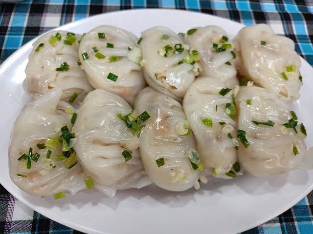 Hôm trước dịch có đăng bài về món bánh củ cải Bạc liêu quê hương, nay đã có bán lại tại Sài Gòn. Đã thử 10 cái ( làm mồi nhậu )
