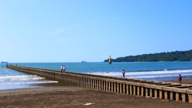 Pantai Teluk Penyu dan pemecah ombaknya.