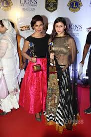 Priyanka Chopra With Cousin Mannara Barbie Handa At The 21st Lions Gold Awards Bollywood Fashion Style Be Priyanka Chopra Priyanka Chopra Haircut Chopra