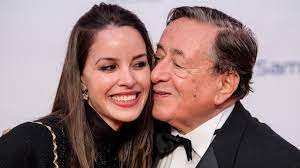 Verliebt ist der baulöwe zwar nicht, dafür aber sehr spendabel. Aus Mit Goldfisch Richard Lugner Hat Eine Neue Freundin