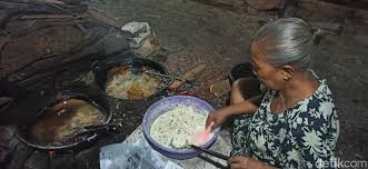Oleh sebab itu upayakan membuat menu sehat diet, terutama ketika disajikan saat malam hari. Lentho Demit Jajanan Ndeso Yang Muncul Malam Hari