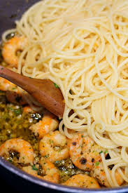 Spaghettis Aux Crevettes Et Beurre A L Ail Les Delices De Marina Spaghetti Aux Crevettes Recette Pate Crevette Crevette Recette