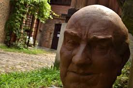 Muzeum Rzeźby Alfonsa Karnego zaprasza na bezpłatne zwiedzanie z  przewodnikiem