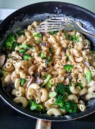 Transfer half of the mac and cheese to a baking dish, sprinkle with more shredded cheese. Hanya 7 Bahan Mudah Macaroni Cheese Untuk Tetamu Yang Nak Datang Beraya