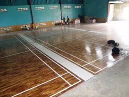 Lantai vinyl bisa disesuaikan supaya mempunyai motif bahan lantai lain semacam kayu, marmer, keramik, ubin, serta bermacam tipe yang lainnya. Parket Untuk Lapangan Futsal Dan Badminton Toko Lantai Kayu
