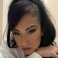 Posting a quick selfie before the night ends because lately, I've had alot  to smile about.✨ God's been blessing me big time, revealing pieces I needed  to grasp to level tf up!!✨