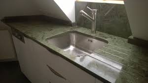 Les plans de travail en granit sont disponibles en de très nombreux modèles, couleurs et formes. Cuisine Granit Vert Bambou Pierre Granit Andre Demange