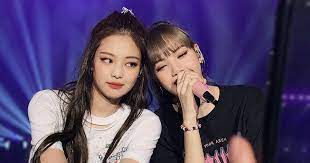 Blackpink's dating history 2021 reveals jennie, lisa, rose and jisoo's boyfriends despite yg entertainment's dating ban. Jennie And Lisa Couldn T Stop Flirting At Blackpink S La Concert Koreaboo