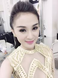 Cặp bạn thân hot girl Kelly và Sam diện đồ đôi hở bạo