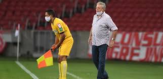 A situação que o internacional vive atualmente é reflexo da desvalorização do futebol brasileiro frente a outros mercados, pois perdeu seu técnico eduardo coudet para o futebol espanhol. Inter Suffer Without Coudet And Lose To America Mg On Abel S Debut