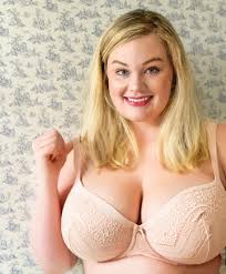 Adelina Manaut - Plus-Size Models - Curvage