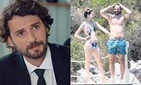 Henüz 18 yaşındayken best model of turkey yarışmasına katıldı ve dereceye girerek üçüncülükle döndü. Yadnnu Dbmxsym