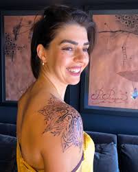 Tatuagem no ombro: 90 fotos de estilos femininos para se inspirar