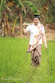 Prewedding jawa hijab prewedding adat jawa hijab foto prewedding jawa kuno prewedding jawa tengah konsep prewedding klasik prewedding prewedding jawa traditional ngawi youtube 22 01 2019 gelar foto prewedding di tengah sawah vicky shu terlihat cantik pakai busana adat. 30 Pose Foto Prewedding Di Sawah Energyofakad