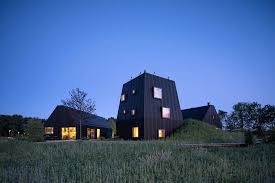 Aux Pays Bas Le Terme Hoeve Designe Un Groupe De Fermes Disposees Autour D Une Cour Villa Vught Donne A La Typologie Tra Villa Terrasse Toit Espaces De Vie