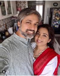 Singer shreya ghoshal and her husband shiladitya mukhopadhyaya tied the knot on february 5, 2015. Shreya Ghoshal Announces Her First Pregnancy Flaunts Her Baby Bump Says Shreyaditya Is On Way