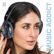 Kareena kapoor khan and mira rajput offered condolence to the family of squadron leader abhinav choudhary through instagram. Kareena Kapoor Khan Auf Twitter New Print Ads Of Kareena For Iballindia