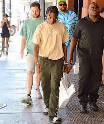 Travis Scott Shops In New York Wearing A Supreme T Shirt Gosha Rubchinskiy Sweatpants And Gucci Sandals Moda Coreana Masculina Moda Coreana Moda Masculina