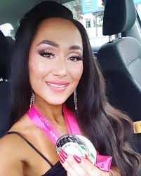 Selfíčko s medailema ("za prespolni beh"🤣) Makeup, vlasy, ze vypadáš jak  cizí 😂 prostě strop 😍 #silver #bronz . . . . #makeup #hair #mua #look  #brunettegirl #asian #lashextensions #budapest #selfie