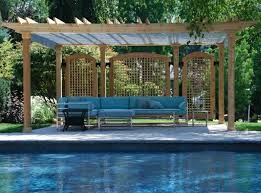 Holz Pergola Mit Sonnensegel Am Schwimmbad Pool Schatten Pergola Plane Pergola Uberdachung