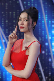 Sinh ra và lớn lên tại vùng quê xứ kinh bắc thanh bình, trong gia đình cũng không có ai theo con đường nghệ thuật. Official Hoa Minzy Thread Page 2 Artist Threads Vietnam Forum