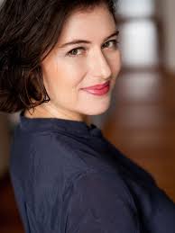 Im zimmer gibt es einen bücherschrank und zwei bücherregale. Esther Zimmering Fullprofile Von Schauspielervideos