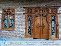 Ukiran seni penuh kreatif warisan nenek moyang yang ada dipulao jawa yang diterapkan dengan rumah modern yang tren masa kini. Set Pintu Dan Jendela Ukir Gebyok Jati Jepara Griya Mebel