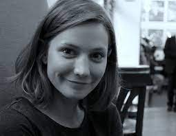 „ráda si střežím své soukromí, ale v tomto případě jde hlavně o vedlejší efekt dnešní nelehké situace, kvůli které mě diváci nemohli vidět třeba v divadle, kde by to na mě už dávno poznali. Divadlo V Celetne Eliska Hanusova