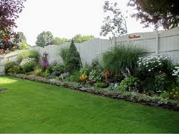 Schone Garten Ideen An Einem Zaun Entlang Garten Gartenplanung Gartenideen Hintergarten Hinterhof Privatsphare Garten Landschaftsbau