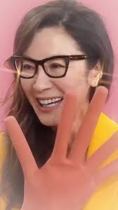 This press tour has gotten out of hand… #everythingeverywhereallatonce  #michelleyeoh #jamieleecurtis #thedaniels #a24 #hotdogfingers #multiverse  #fyp