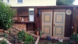 Diy Vintage Gartenzaun Sichtschutz Aus Verschiedenen Elementen Und Alten Materialien Mit Etwas Phantasie U Sichtschutz Selber Bauen Gartenturen Alte Scheune